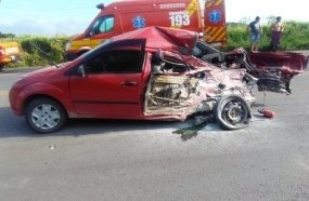 Colisão entre carro e caminhão deixa três pessoas feridas