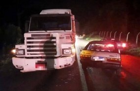 Condutor foge para o mato após colidir o carro contra carreta 