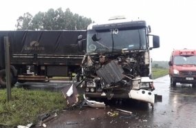 Colisão entre duas carretas deixa motorista ferido no Trevão de Irani