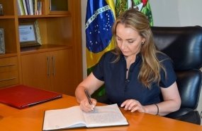 Daniela Reinehr toma posse oficialmente como governadora 