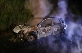 Veículo é destruído por incêndio durante a madrugada na SC-135