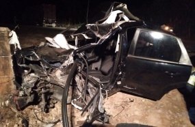 Colisão entre carro e caminhão deixa motorista gravemente ferido  