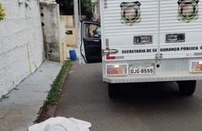 Homem é encontrado morto no portão da residência 