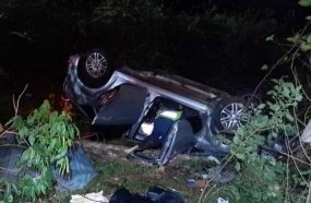 Carro com duas pessoas capota e cai próximo do Rio do Peixe 
