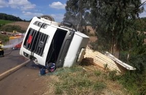 Mulher fica ferida após carreta tombar na SC-350