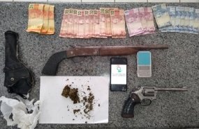 Homem é preso após ameaçar vizinha com revólver por causa de cachorro