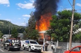 Casa é destruída por incêndio em Tangará 