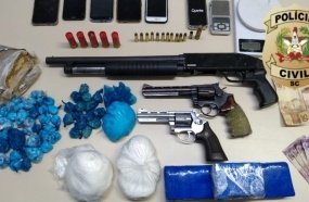 Operação em Herval prende duas pessoas, apreende drogas e armas 