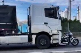 Justiça mantém prisão de caminhoneiro que arrastou moto na BR-101