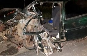 Motorista fica preso às ferragens após colisão entre carro e carreta 