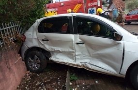 Carro é arremessado contra muro após colisão em cruzamento
