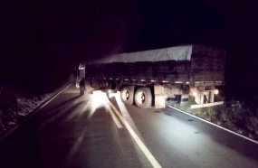 Pedestre fica gravemente ferido após ser atropelado por caminhão 