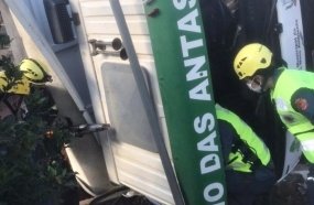 Motorista fica ferido após tombar caminhão caçamba da Prefeitura 