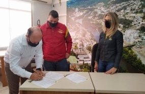 Prefeito assina ordem de serviço para pavimentar Rua do Bairro São Jorge 