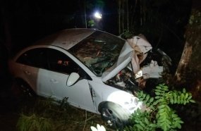 Colisão em árvore deixa três jovens feridos na BR-153 
