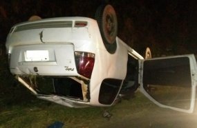 Carro ocupado por cinco jovens capota na SC-120 