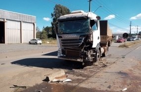 Condutor fica ferido após colidir carreta em caminhão na SC-355