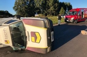 Veículo tomba após colisão no Trevão de Irani