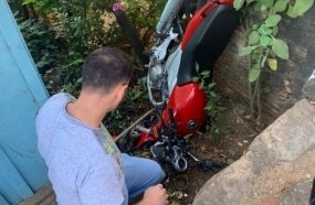 Condutor fica ferido após cair com moto em pátio de residência 