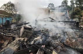 Casa é destruída por incêndio no interior de Joaçaba 