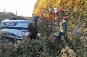 Motorista fica preso às ferragens após capotar carro na SC-452 