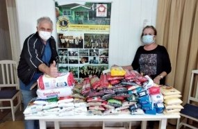 Bolsonaristas de Joaçaba doam alimentos arrecadados na carreata