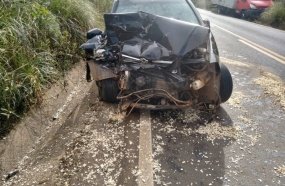 Motorista fica ferido após colisão frontal entre carro e caminhão 