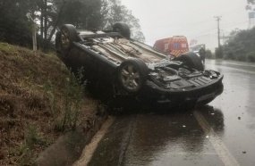 Carro capota após condutora perder o controle da direção em uma curva 