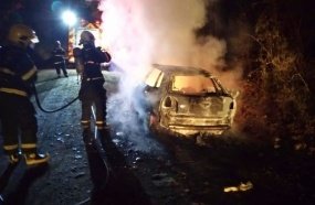Casal e bebê saem ilesos após carro pegar fogo 