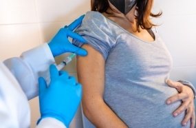 Anvisa recomenda suspensão da vacina AstraZeneca para grávidas