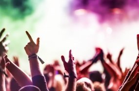 Grupo flagrado em festa clandestina é condenado a pena pecuniária