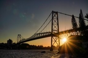 Ponte Hercílio Luz completa 95 anos e tráfego de carros é totalmente liberado 