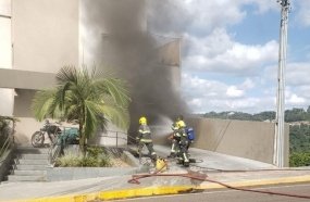 Veículo pega fogo em garagem de edifício 