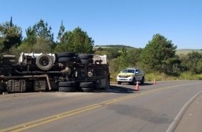 Motorista tomba caminhão em Campos Novos 