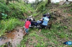 Adolescentes caem com moto em riacho na Barra do Leão 