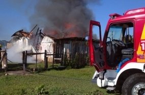 Incomodado com orações, homem mata vizinho e incendeia a casa 