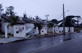 Temporal destelha casas e derruba árvores em Campos Novos