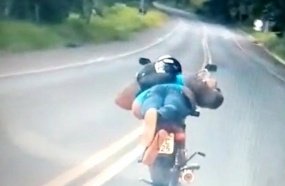 Motociclista é flagrado pilotando deitado sobre a moto 