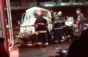 Duas pessoas morrem após caminhão bater na traseira de ônibus 
