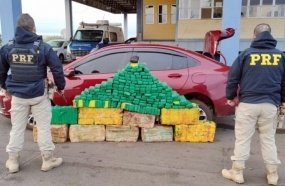 PRF apreende veículo com 340 kg de maconha em Água Doce 