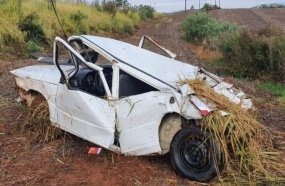 Carro fica irreconhecível após capotamento na SC-390 