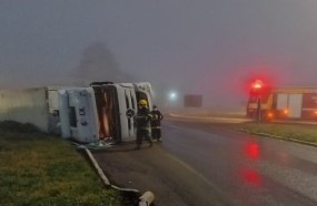 Carreta tomba ao contornar trevo em Campos Novos 