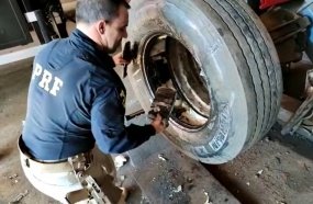 PRF apreende 208 kg de pasta-base de cocaína em pneus de caminhão
