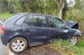 Saída de pista seguida de choque em árvores deixa dois feridos