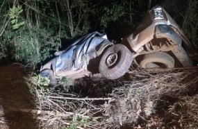 Jovem morre após colidir contra ponto de ônibus na SC-135 