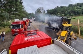 Carreta carregada com maravalha pega fogo na SC-135