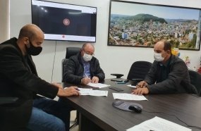 Prefeito assina ordem de serviço para asfaltar Rua José Gurgacz