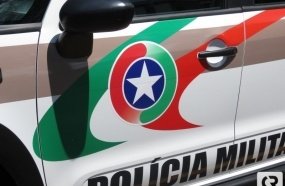 Indivíduo furta R$ 1.200 após ajudar mulher descarregar compras 