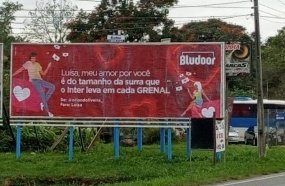 Declaração de amor em outdoor com zoeira de futebol viraliza 