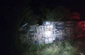 Carreta com placas de Videira tomba e deixa dois feridos na SC-452